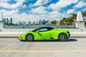 green lamborghini huracán evo side view
