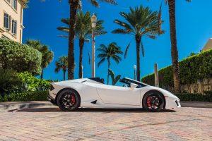 white lamborghini huracán evo side view